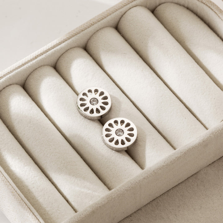 Signature Studs — aretes de Karola & Co.