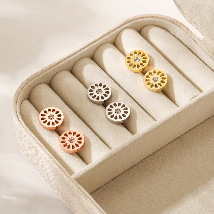 Signature Studs — aretes de Karola & Co.