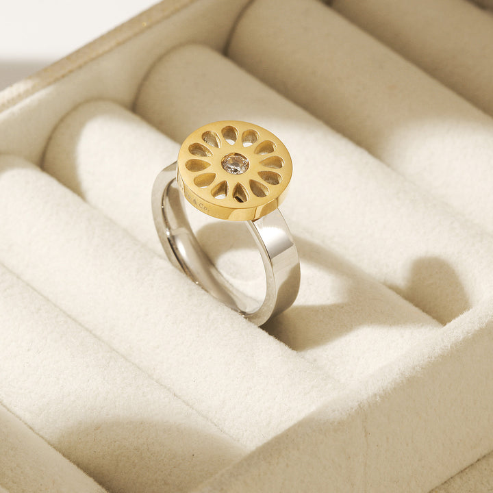 Signature Flower Ring Two Tone — sortija de Karola & Co.