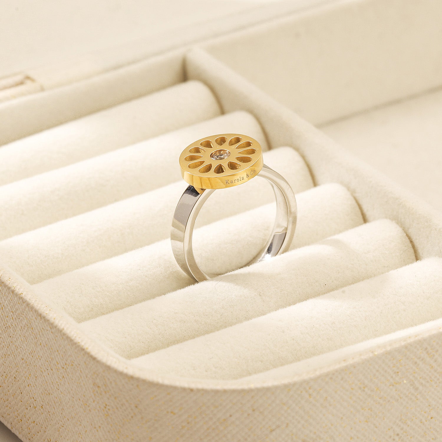 Signature Flower Ring Two Tone — sortija de Karola & Co.