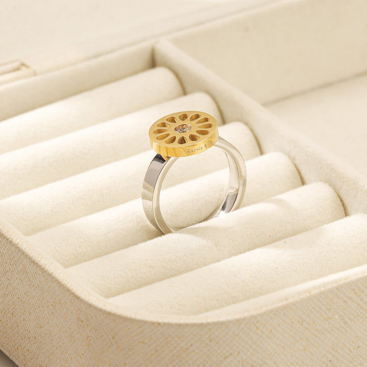 Signature Flower Ring Two Tone — sortija de Karola & Co.