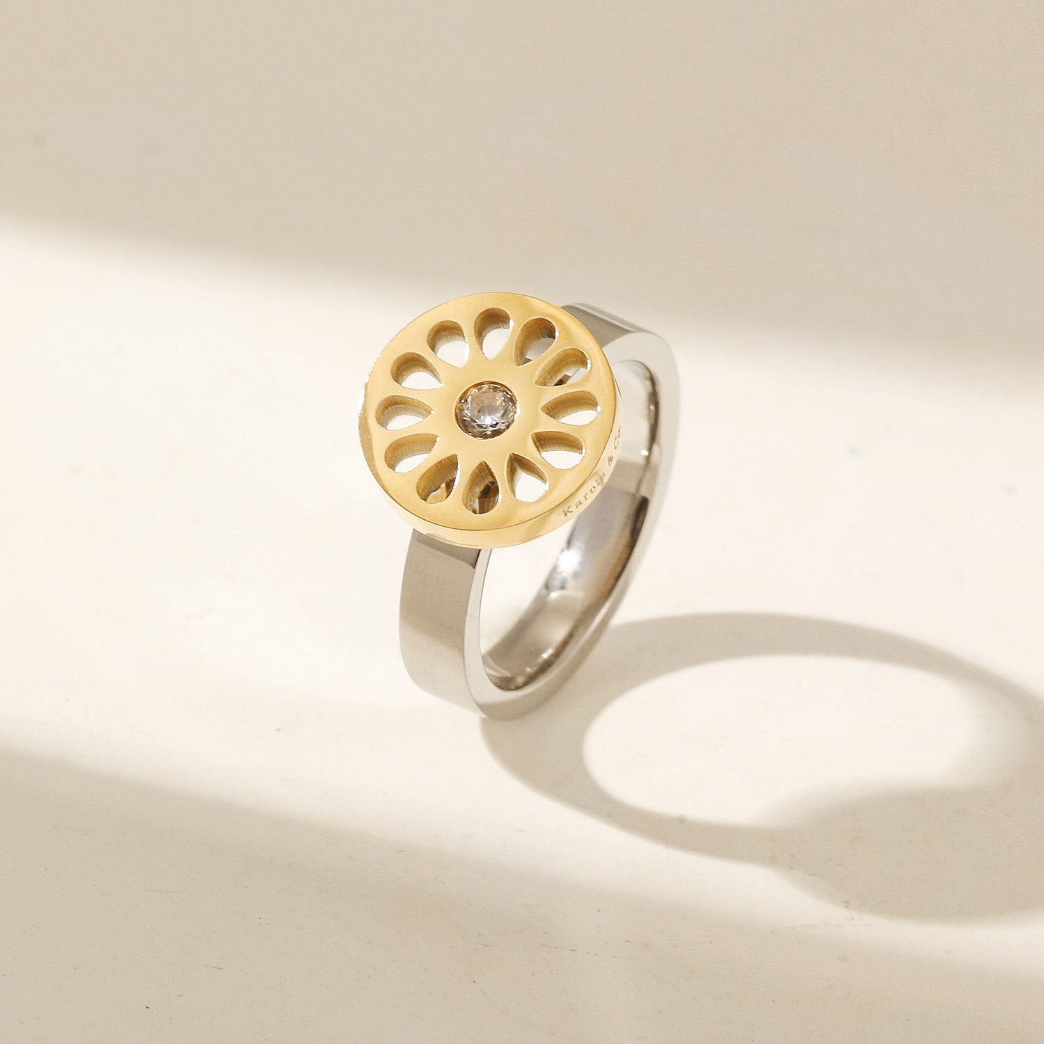 Signature Flower Ring Two Tone — sortija de Karola & Co.