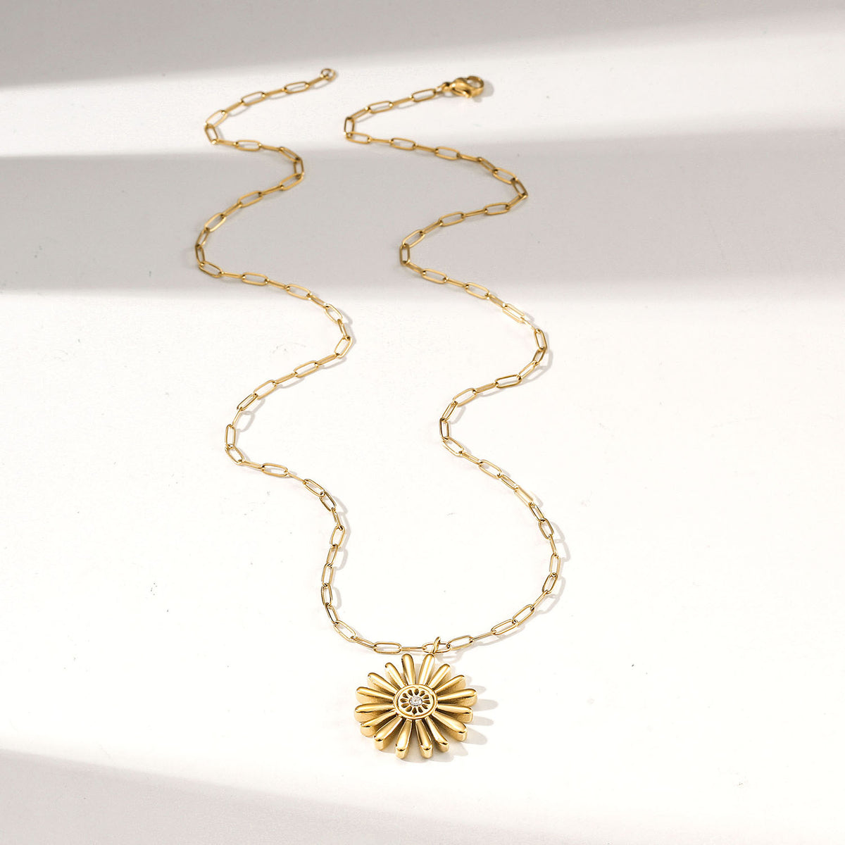 Golden Bloom Necklace — collar de Karola & Co.