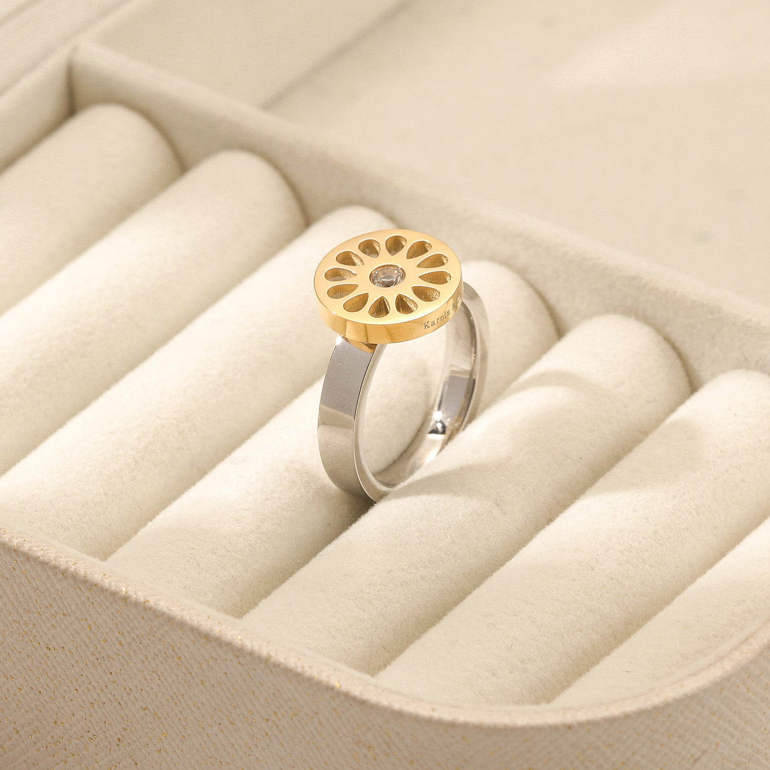 Signature Flower Ring Two Tone — sortija de Karola & Co.