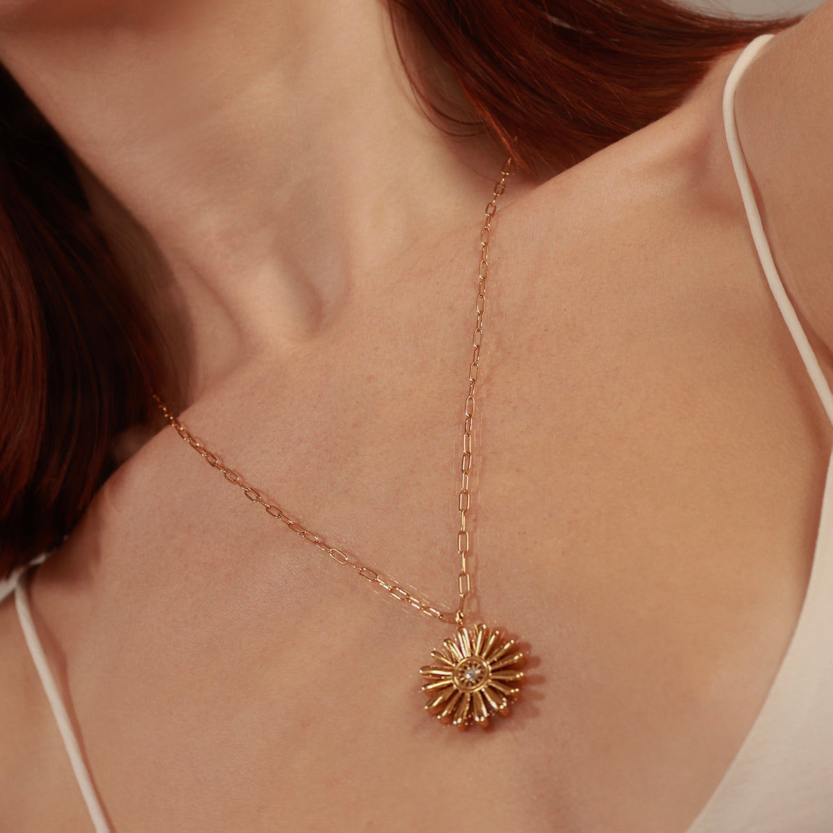 Golden Bloom Necklace — collar de Karola & Co.