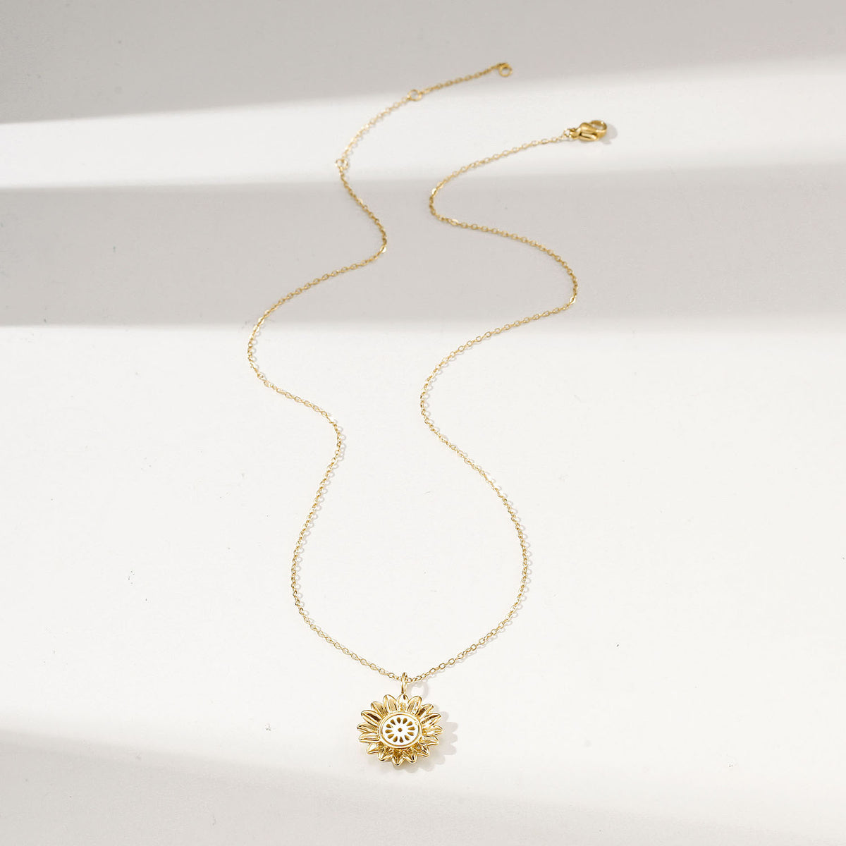 Signature Sunflower Necklace — collar de Karola & Co.