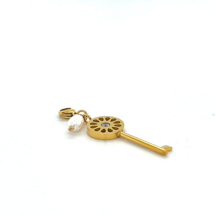 Key + Pearl Charm — dije de Karola & Co.