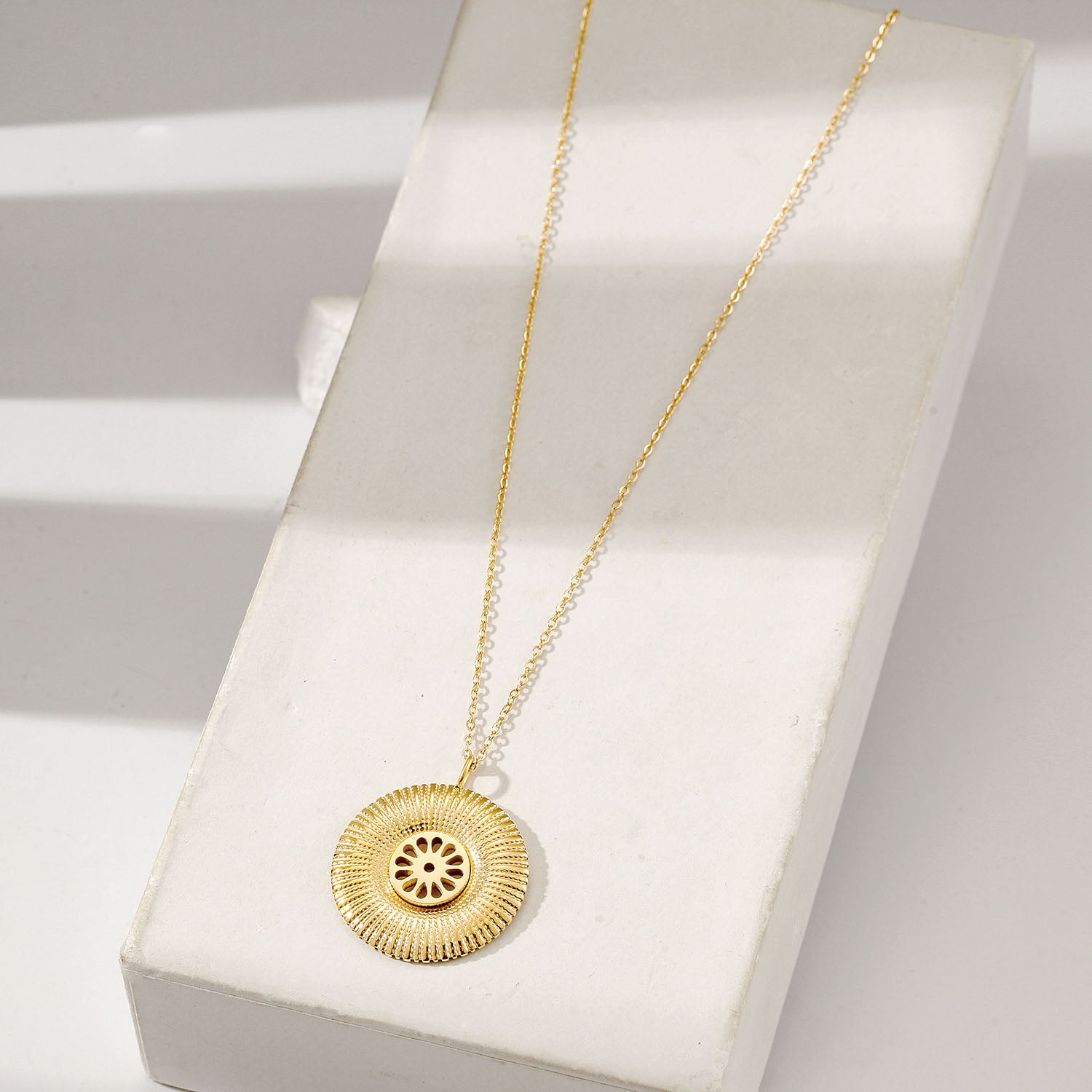 Signature Coin Necklace — collar de Karola & Co.