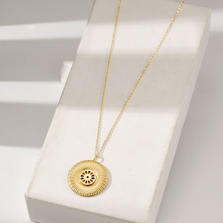 Signature Coin Necklace — collar de Karola & Co.