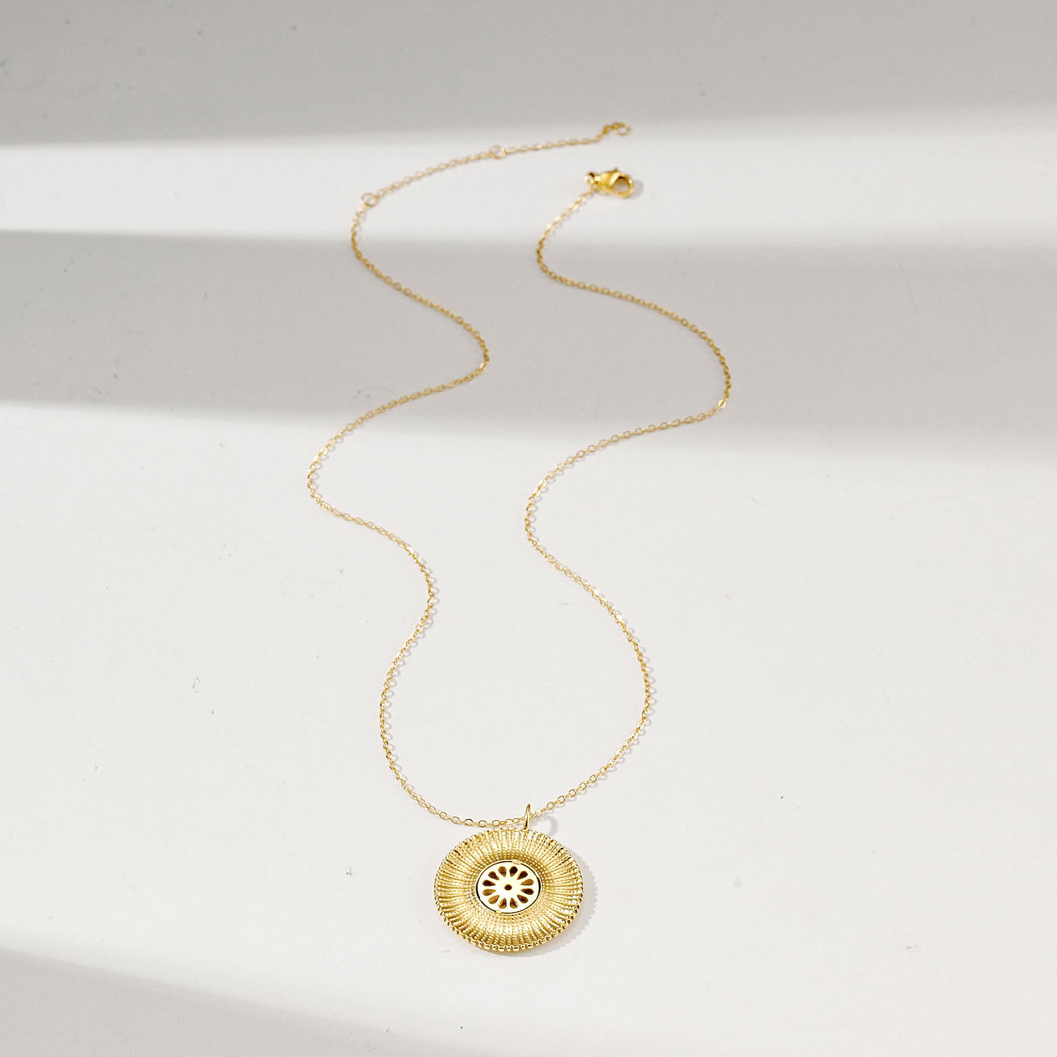 Signature Coin Necklace — collar de Karola & Co.