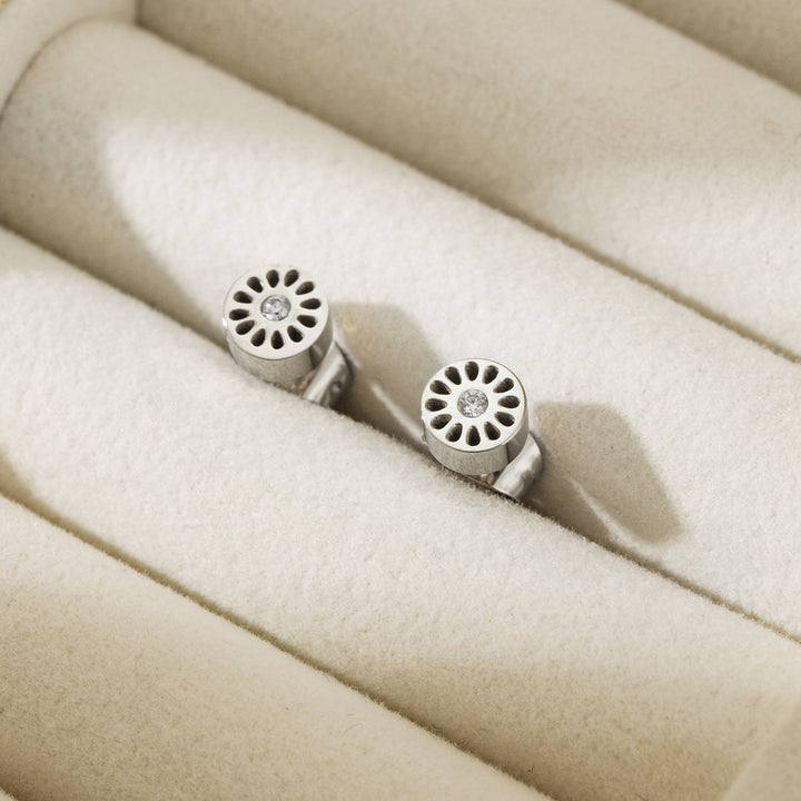 Signature Mini Studs — aretes de Karola & Co.
