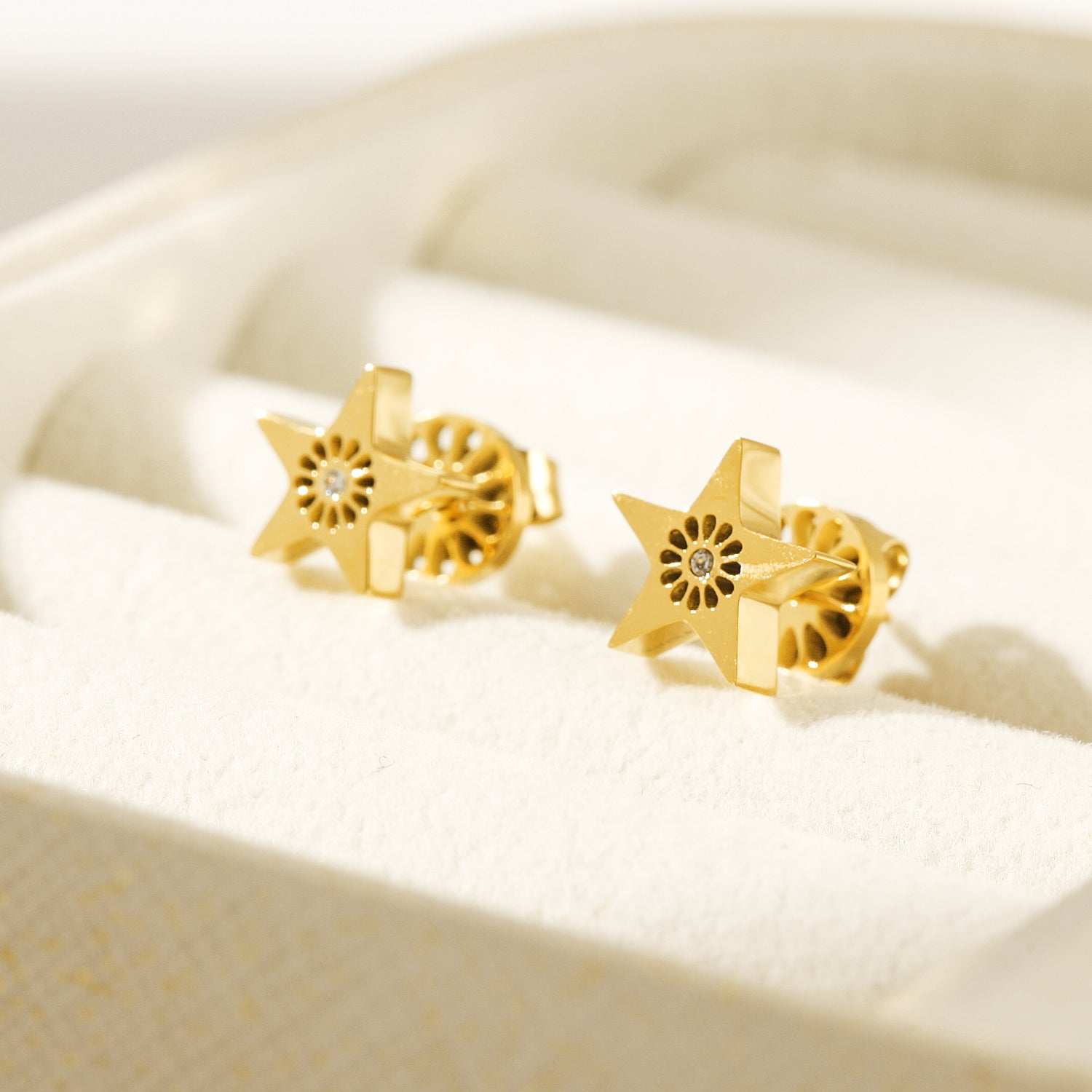 Signature Star Mini Studs — aretes de Karola & Co.