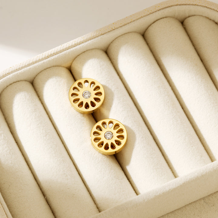 Signature Studs — aretes de Karola & Co.