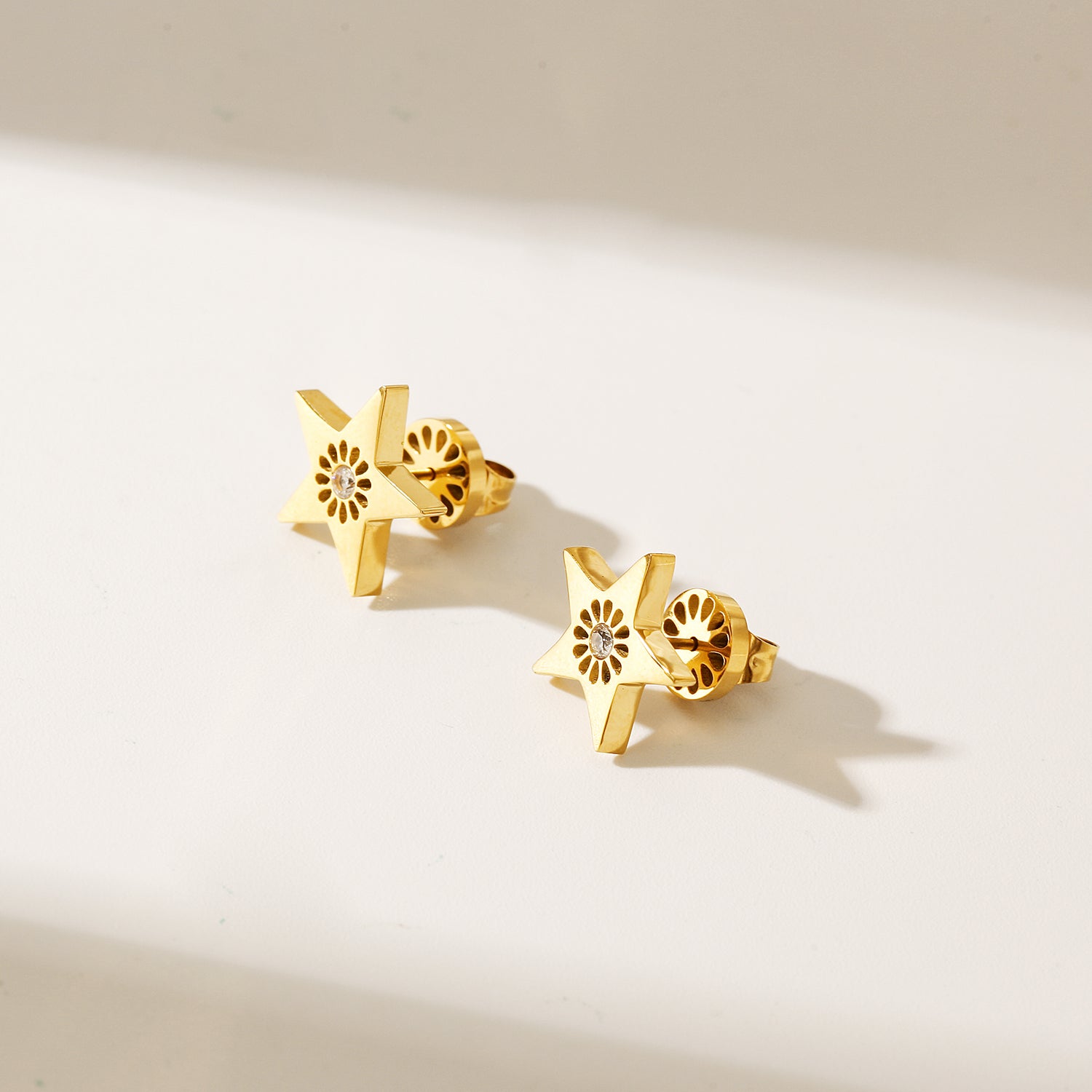 Signature Star Studs — aretes de Karola & Co.
