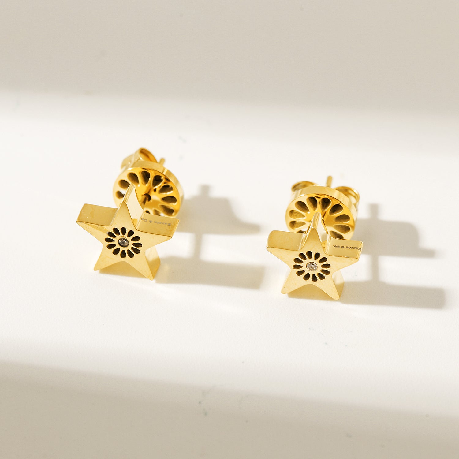 Signature Star Mini Studs — aretes de Karola & Co.