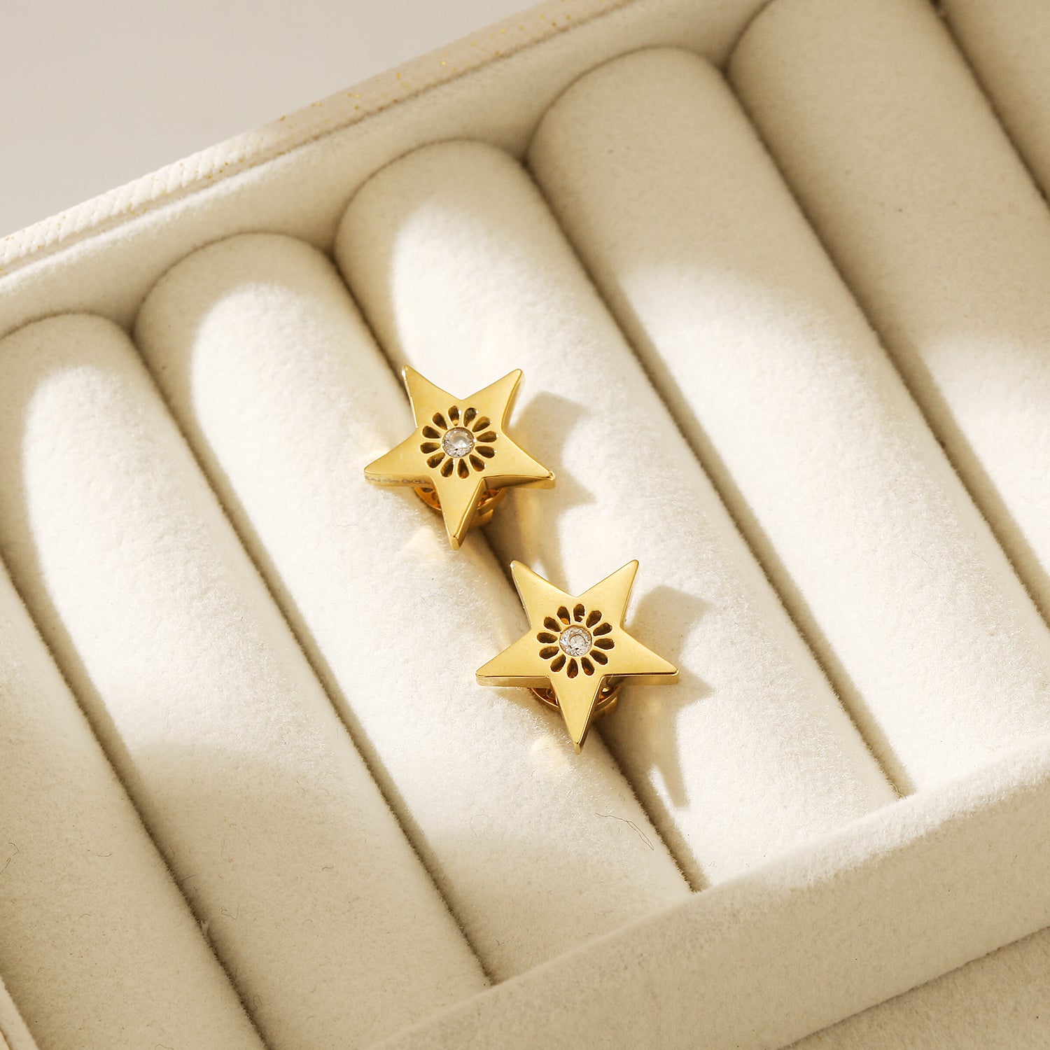 Signature Star Studs — aretes de Karola & Co.