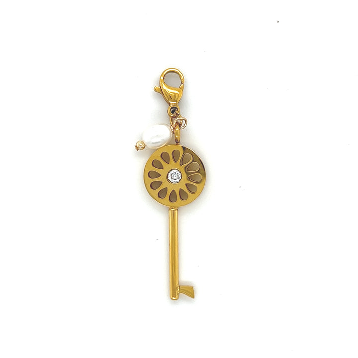 Key + Pearl Charm — dije de Karola & Co.