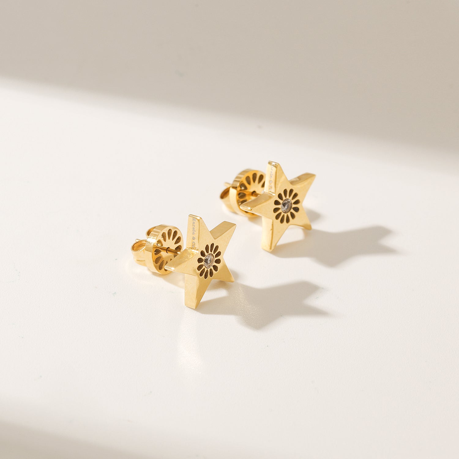 Signature Star Studs — aretes de Karola & Co.