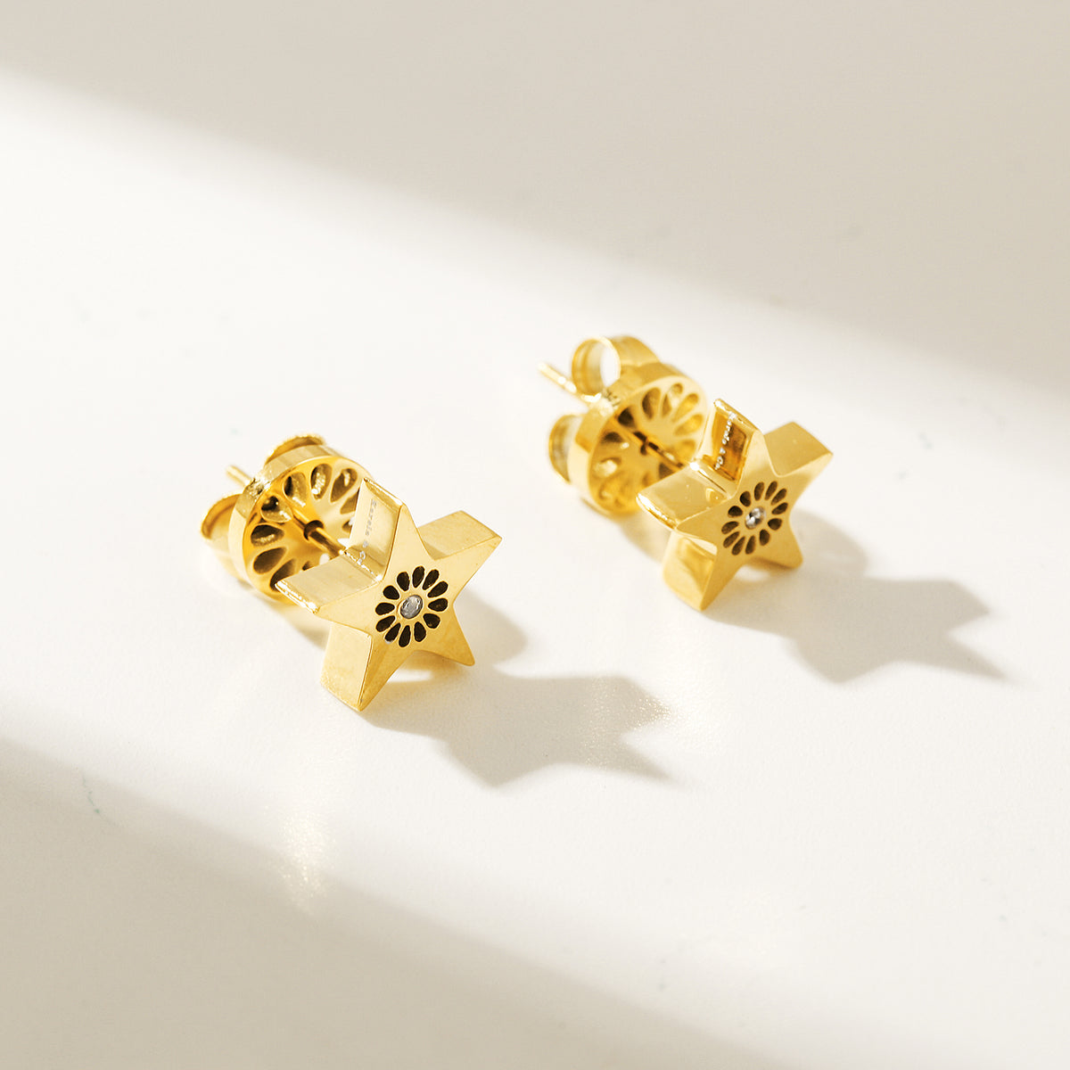 Signature Star Mini Studs — aretes de Karola & Co.